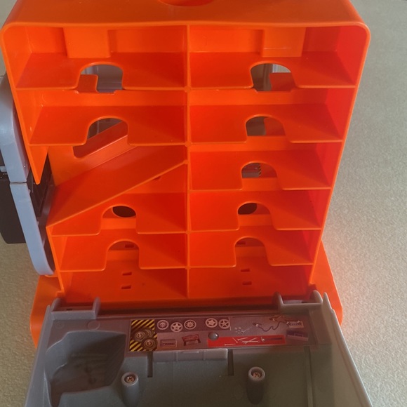 1999 Mattel Hot Wheels V-8 Engine Sto & Go 24 car carrying case with handle - Picture 6 of 10